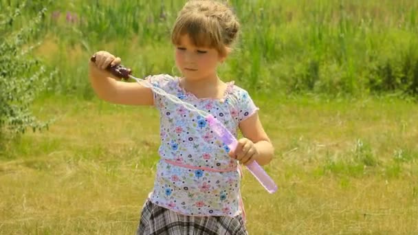 Meisje spelen met zeepbellen en water — Stockvideo