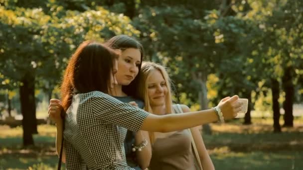 Tři dívky chůze fotografoval — Stock video