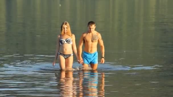 Guy et fille sur la rivière — Video