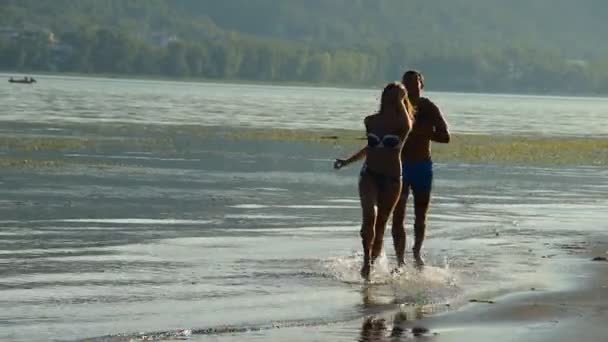 Adam ve kız Nehri üzerinde — Stok video