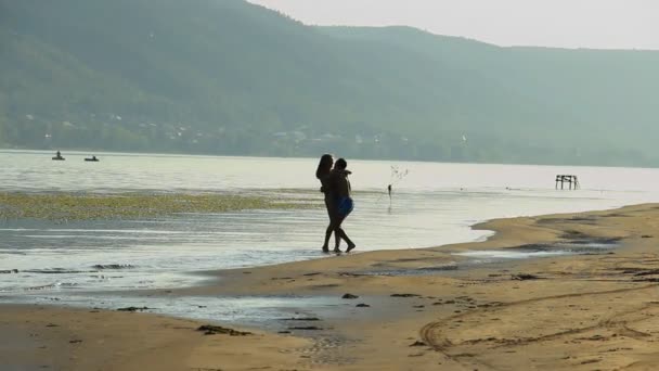 Mann und Mädchen auf dem Fluss — Stockvideo