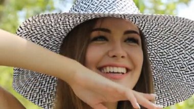 Kız bir şapkayla açık havada poz