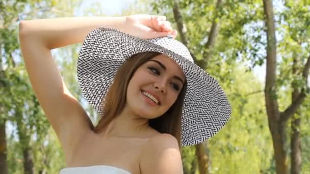 Chica posando en un sombrero al aire libre — Vídeo de stock