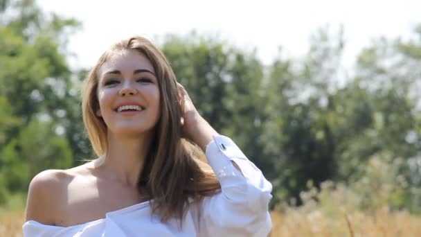 Menina posando ao ar livre — Vídeo de Stock