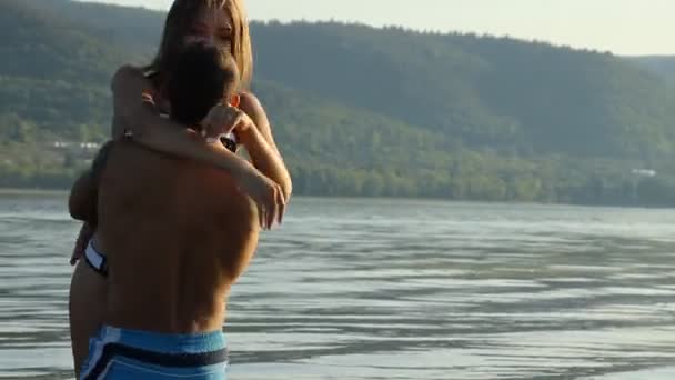 Mann und Mädchen auf dem Fluss — Stockvideo