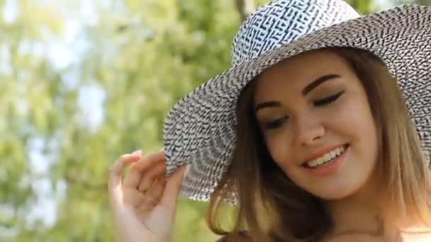 Girl posing in a hat outdoors — Stock Video