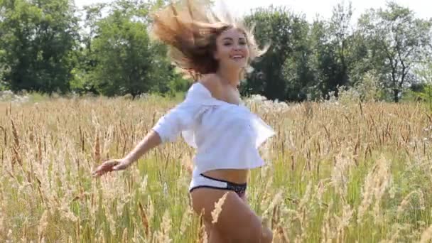 Menina posando em um chapéu ao ar livre — Vídeo de Stock