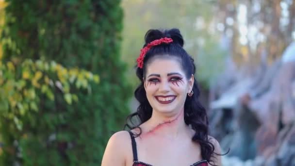 Estocolmo, Suecia, agosto de 2016: Chicas zombis añadiendo sangre a los demás paños durante la preparación y la fase de maquillaje para ir a dar un paseo zombi en las calles de la ciudad — Vídeo de stock