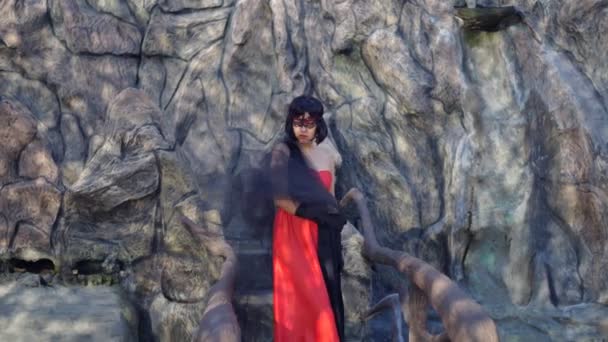 Дівчина позує в вампірській масці — стокове відео