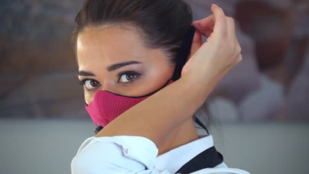 Menina no salão posando em máscara Vídeo De Bancos De Imagens