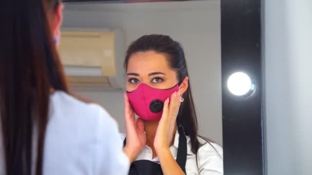 Menina no salão posando em máscara Filmagem De Bancos De Imagens Sem Royalties