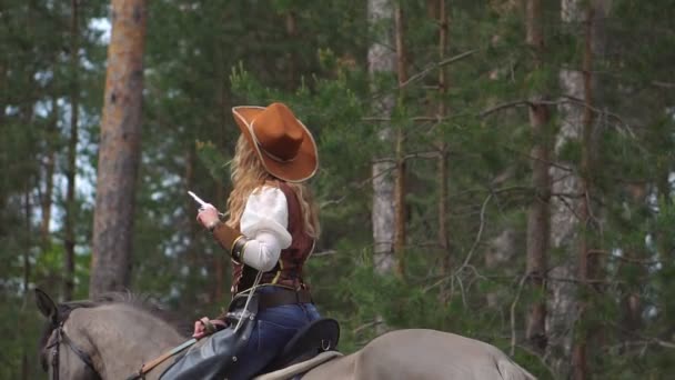 Kovbojská dívka pózuje na ranči — Stock video