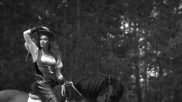 Kovbojská dívka pózuje na ranči Stock Záběr