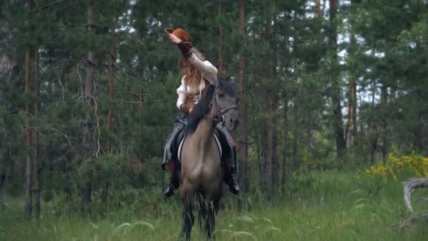 Cowboy-Mädchen posiert auf Ranch — Stockvideo