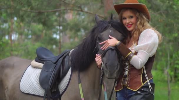 Cowboy ragazza in posa al ranch — Video Stock