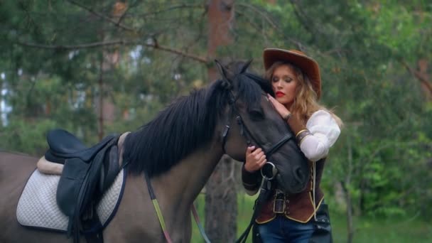 Menina vaqueiro posando no rancho Filmagem De Bancos De Imagens Sem Royalties