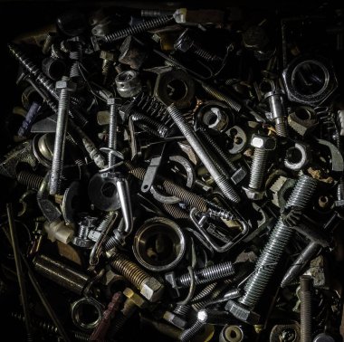 Metal aletlerle dolu teneke kutu. İçindekiler - vidalar, cıvatalar, çiviler.