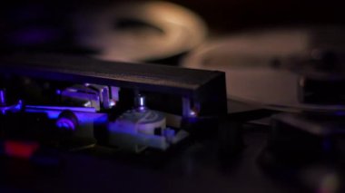 Kayıt yapmak için makarada manyetik bir kaset oynatıyorum..