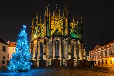 UNESCO 'nun dünya mirası sahasındaki Prag Şatosu' ndaki Noel ağacı süslemeleri bir gecede Prag şehrinde gerçekleşti..