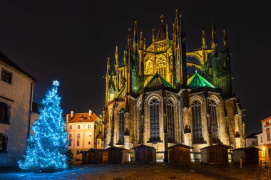 UNESCO 'nun dünya mirası sahasındaki Prag Şatosu' ndaki Noel ağacı süslemeleri bir gecede Prag şehrinde gerçekleşti..