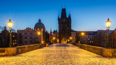 UNESCO 'nun dünya mirası bölgesi Charles Köprüsü Prag' da kış sabahı karla kaplıydı.. 