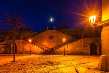 UNESCO 'nun dünya mirası bölgesi Charles Köprüsü Prag' da kış sabahı karla kaplıydı.. 