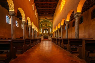 6.7.2022, Porec, Hırvatistan - Hırvatistan 'ın Istria kentindeki UNESCO dünya mirası sahası Euphrasian Basilica' nın içi.