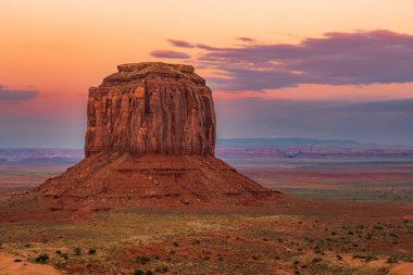 Batı ve Doğu Mitten Buttes Anıt Vadisi Navajo Kabile Parkı 'nda (ayrıca Mitten olarak da bilinir) alacakaranlıkta Utah' ta gün batımında.