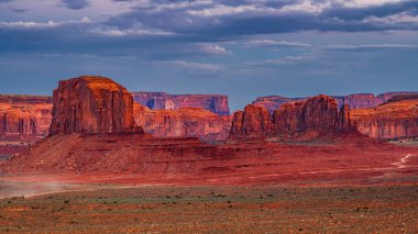 Arizona 'daki Navajo Anıt Vadisi Kabile Parkı - Günbatımından sonra Utah.