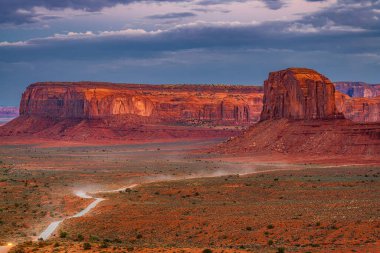 Arizona 'daki Navajo Anıt Vadisi Kabile Parkı - Günbatımından sonra Utah.