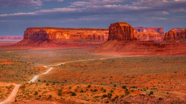 Arizona 'daki Navajo Anıt Vadisi Kabile Parkı - Günbatımından sonra Utah.