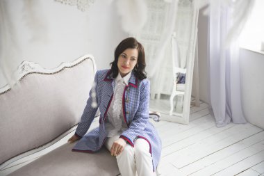 kanepede oturan kız