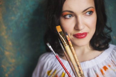 Ressam, çizim için fırçalar ile genç kız