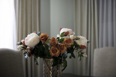 Gül ve hafif bir odada bir vazoda peonies