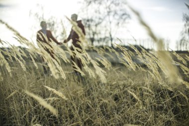 silah tutan güneşli alana Çift