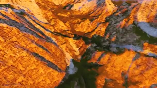 Cámara vuela por encima de las nubes sobre las montañas en el fondo del atardecer — Vídeo de stock