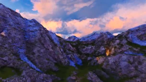 Stralen van de zon verlichten de bergtoppen — Stockvideo