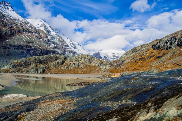 Foto panorámica escénica de montañas cubiertas de nieve — Foto de Stock