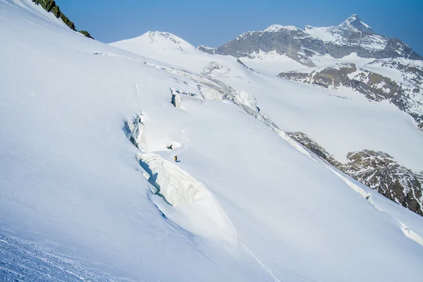 Foto panorámica escénica de montañas cubiertas de nieve — Foto de Stock