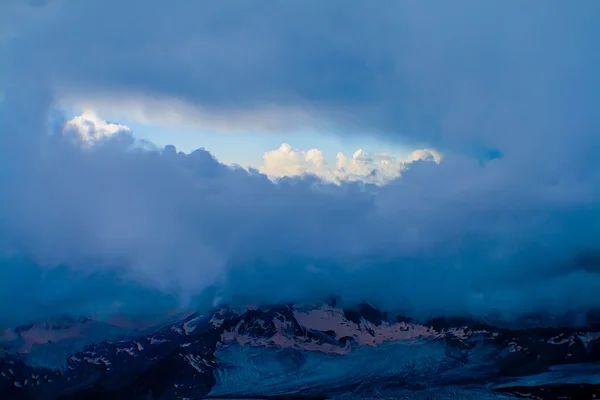 Panoramafoto der schneebedeckten Berge — Stockfoto