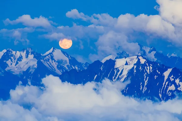 karla kaplı dağ manzaralı panoramik fotoğraf