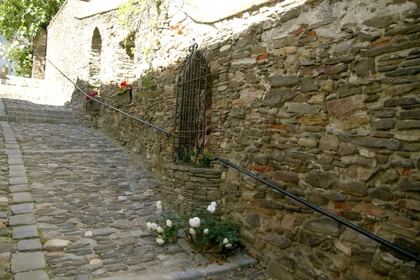  Taş yolları, pitoresk eski binalar. Antik taş mimarisi. Romantik eski sokaklar.