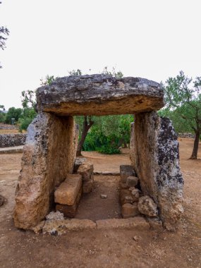 Güney İtalya, Apulia 'daki Montalbano Dolmen' in gizemli arkeolojik alanının görüntüsü