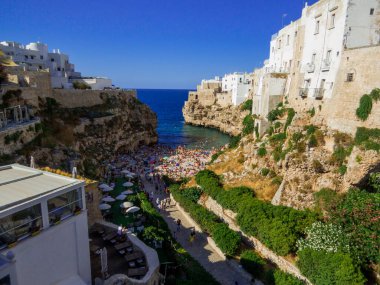 Polignano a Mare, Apulia, İtalya 'daki kumsal manzarası