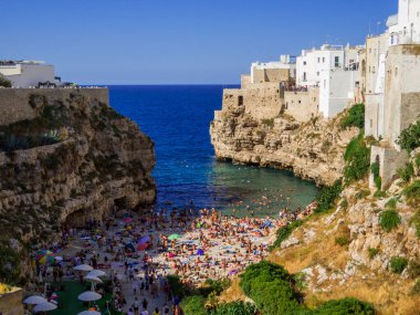 Polignano a Mare, Apulia, İtalya 'daki kumsal manzarası