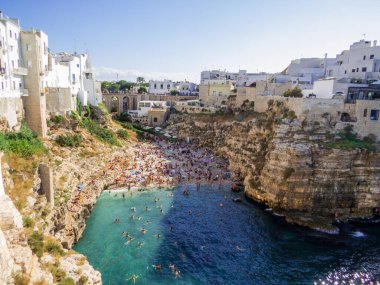 Polignano a Mare, Apulia, İtalya 'daki kumsal manzarası