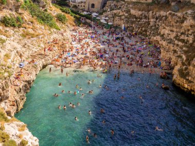 Polignano a Mare, Apulia, İtalya 'daki kumsal manzarası