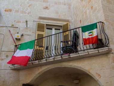 İtalyan bayrakları, İtalyan futbol takımının 2020 'deki zaferini kutlamak için 2021' de Covid 19 sayesinde balkonda toplandı..