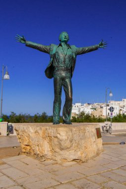 Polignano a Mare, İtalya 'daki Domenico Modugno anıtının manzarası