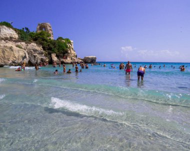 Torre dell 'Orso, İtalya - 6 Ağustos 2021: Sahil manzarası.